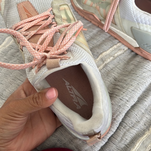 Altra - Picture 5 of 7